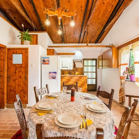 Aadonis Traditional House On The Sea *